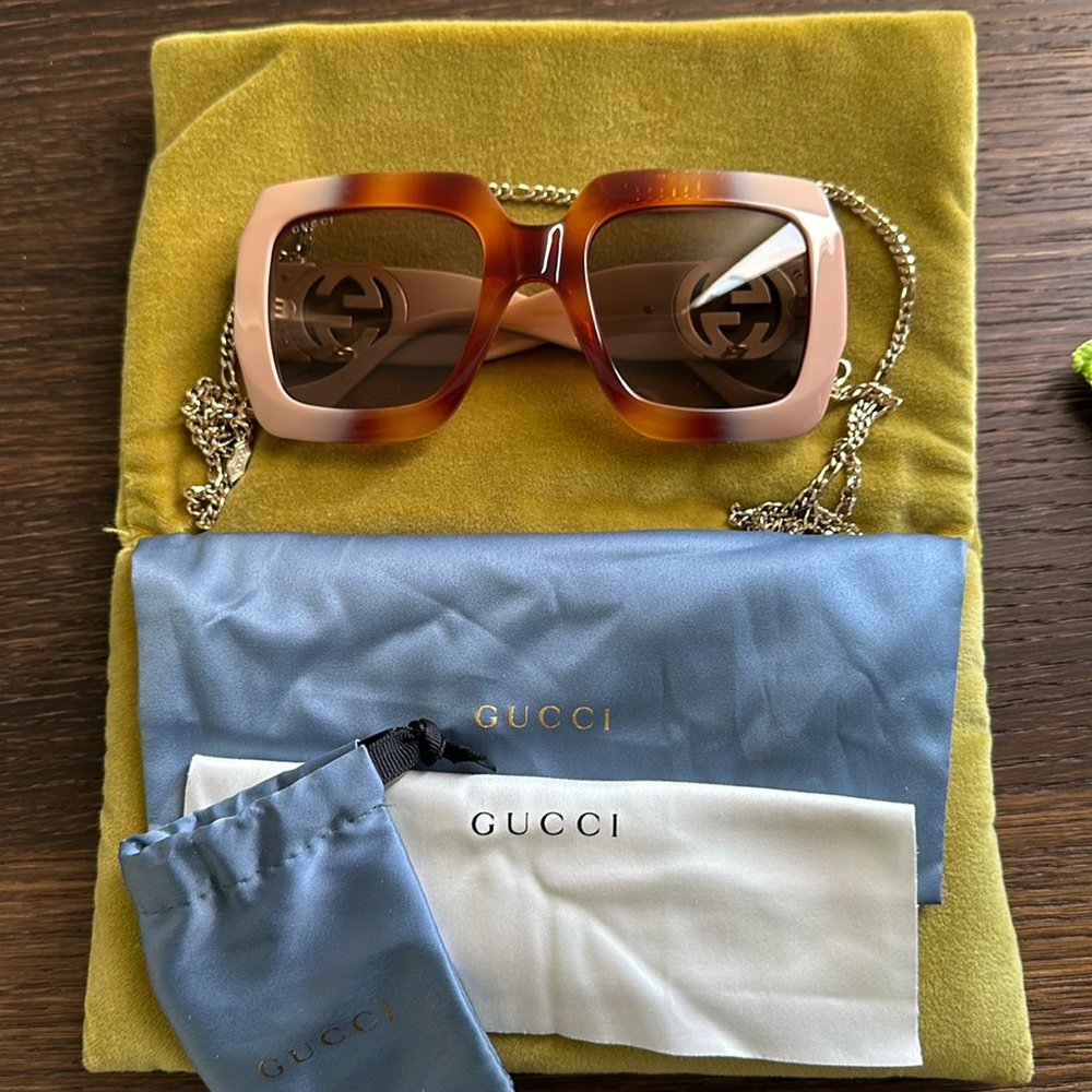 GUCCI sunglasses. Beige and tortoiseshell. Gold logo with gold detachable chain
